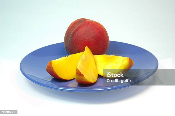 Rodajas De Duraznos Foto de stock y más banco de imágenes de Alimento - Alimento, Amarillo - Color, Azul