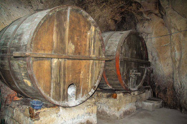 istock wood wine barrique 913869138