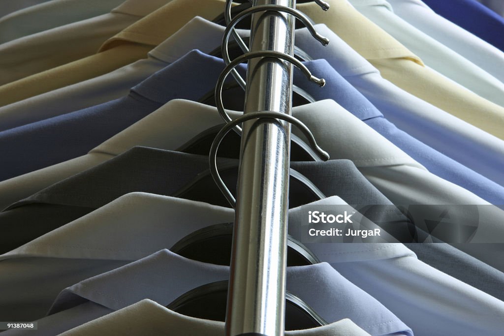 Limpo a Seco Camisas masculino em Hangers sobre um suporte de amostras - Royalty-free Cabide - Objeto manufaturado Foto de stock