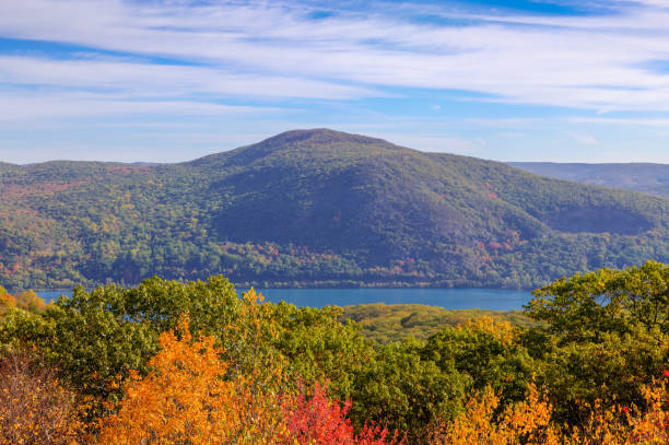 紅葉 (紅葉)、キャッツキル山地とハドソン川、ハドソンの谷、ニューヨークで木々 の風景。 - landscape usa vibrant color riverbank ストックフォトと画像