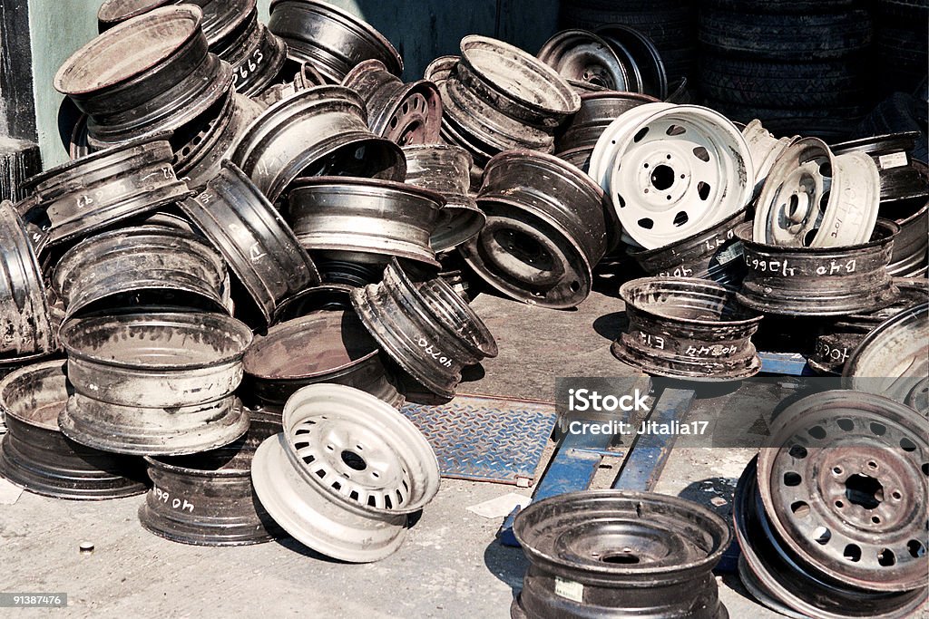 Pilha de rodas e tampas de tanque-Bronx, NY'Chop Shop' - Foto de stock de Calota royalty-free