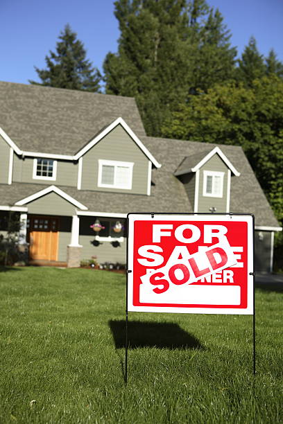 istock SOLD sign in front of house 91387531