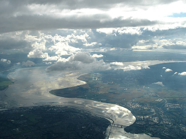 veduta aerea della città di liverpool, fiume mersey - river mersey foto e immagini stock