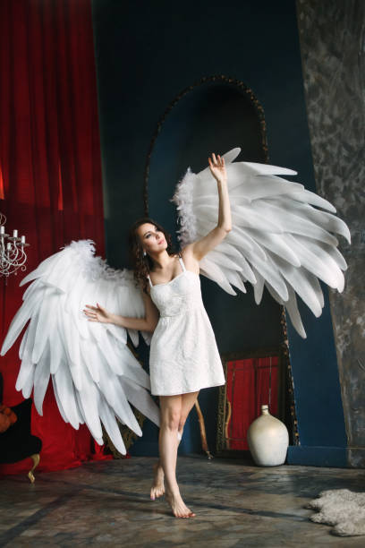 istock Young woman in angel costume 913880514