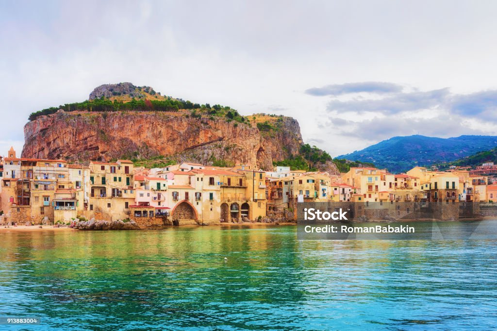 Paesaggio urbano del centro storico di Cefalù e del Mar Mediterraneo Sicilia - Foto stock royalty-free di Italia