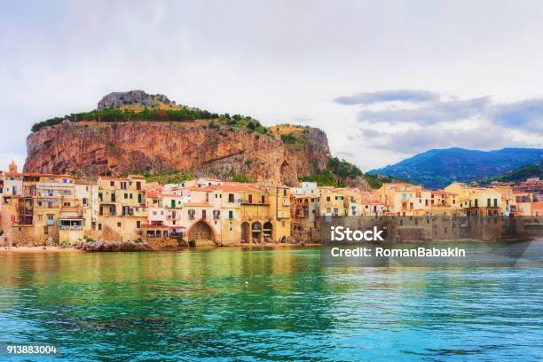 Paesaggio Urbano Del Centro Storico Di Cefalù E Del Mar Mediterraneo Sicilia - Fotografie stock e altre immagini di Italia
