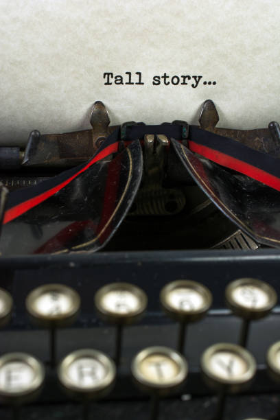 istock Antique typewriter with the words tall story. 913884546