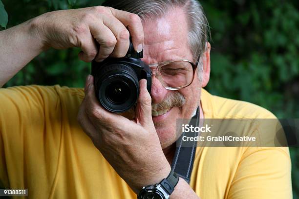 Uomo Che Scatta Una Foto - Fotografie stock e altre immagini di Fotografo - Fotografo, Terza età, Uomini