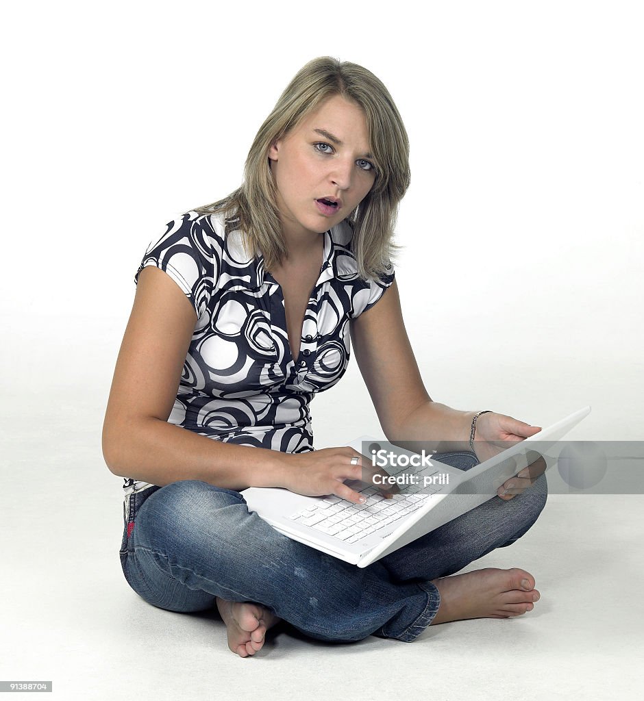 Chica sorprendida de computación sentado en la parte posterior - Foto de stock de A la moda libre de derechos