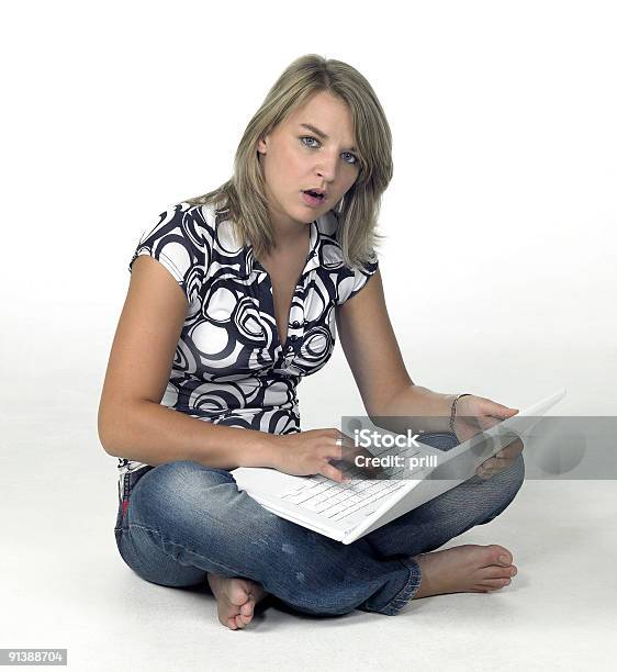 Chica Sorprendida De Computación Sentado En La Parte Posterior Foto de stock y más banco de imágenes de A la moda