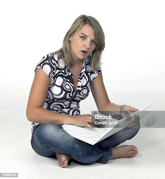 깜짝이야 컴퓨팅 여자아이 앉아 단궤 등근육 감정에 대한 스톡 사진 및 기타 이미지 - 감정, 개성-개념, 귀여운