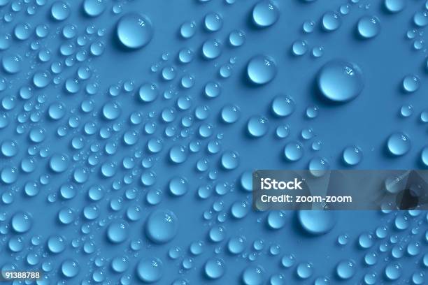 Gotas Foto de stock y más banco de imágenes de Abstracto - Abstracto, Agua, Azul