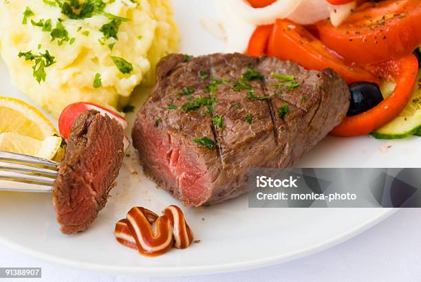 Bife Grelhado Médio 3 - Fotografias de stock e mais imagens de Alimentação Saudável - Alimentação Saudável, Almoço, Amarelo