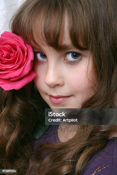 Retrato Com Rosa Vermelha - Fotografias de stock e mais imagens de Adolescente - Adolescente, Anelzinho, Cabelo Encaracolado