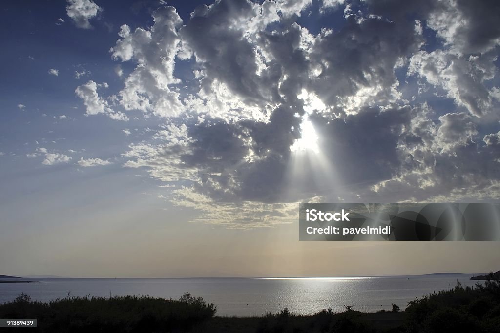 La luz del sol de las nubes sobre el mar - Foto de stock de Aire libre libre de derechos