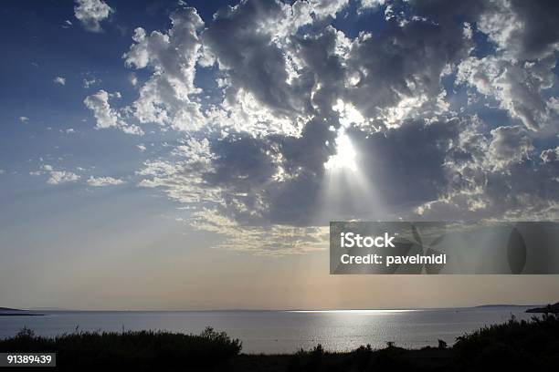 La Luz Del Sol De Las Nubes Sobre El Mar Foto de stock y más banco de imágenes de Aire libre - Aire libre, Anochecer, Azul