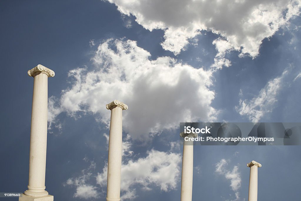 Antigas colunas contra um céu nublado - Foto de stock de Cultura Grega royalty-free