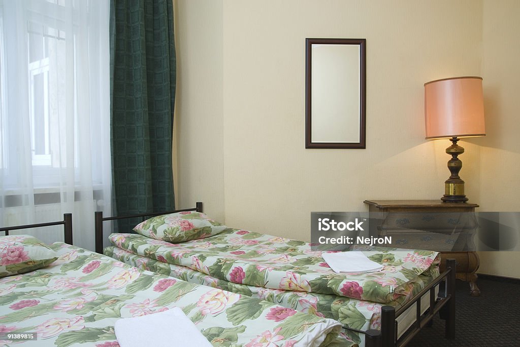 Chambre avec lits jumeaux à l'hôtel - Photo de Ameublement libre de droits