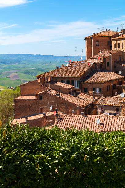 istock Volterra beautiful and cozy medieval town 913898338