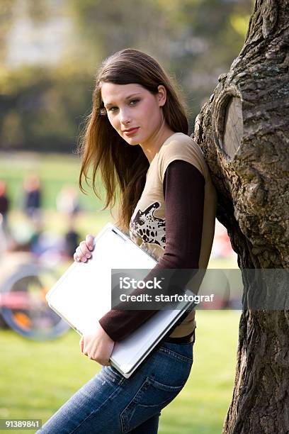 Photo libre de droit de En Vous Penchant Contre Un Arbre Avec Ordinateur Portable banque d'images et plus d'images libres de droit de Adulte