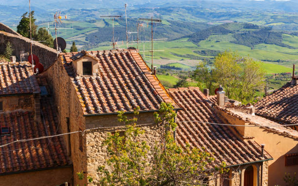istock Volterra beautiful and cozy medieval town 913898460
