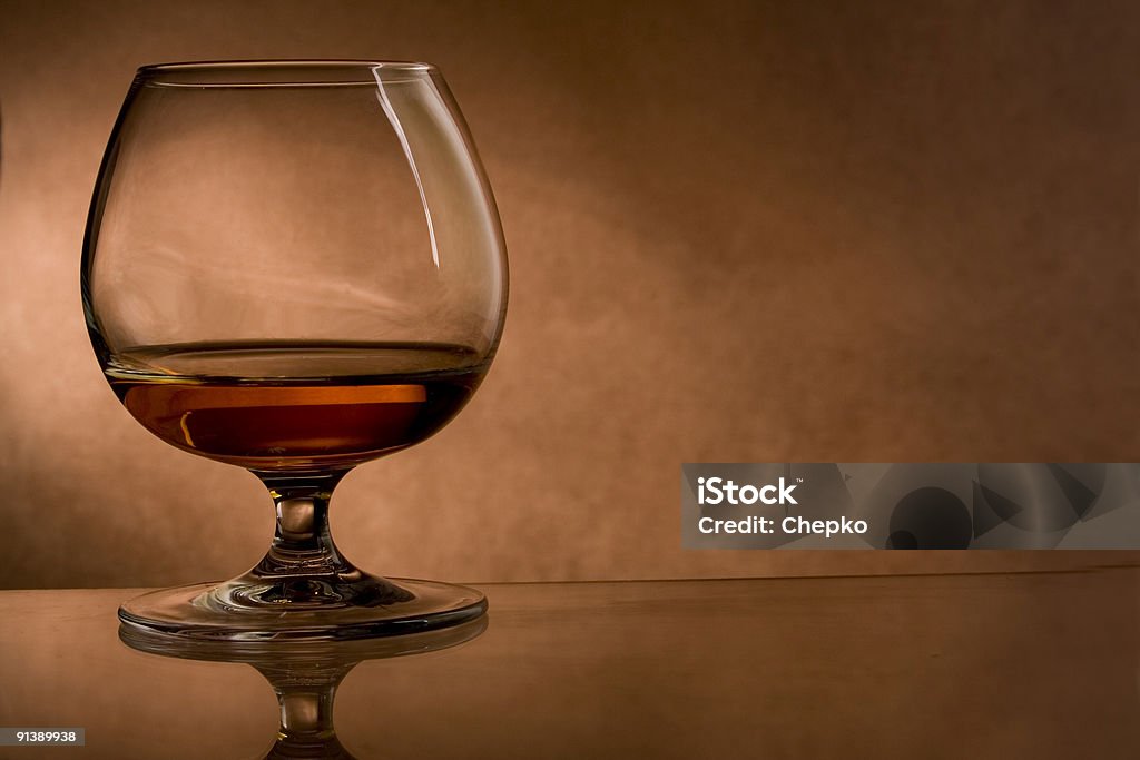 Coñac vidrio sobre fondo vintage - Foto de stock de Alcoholismo libre de derechos