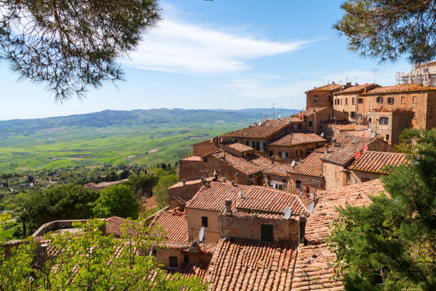 istock Volterra beautiful and cozy medieval town 913900976