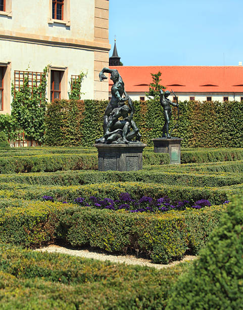 jardines statuary prague - single lane road footpath flower formal garden fotografías e imágenes de stock