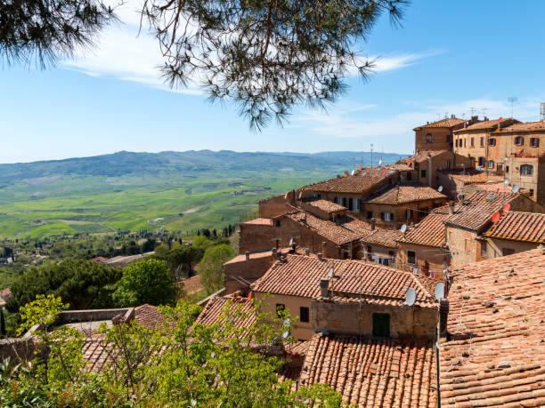 istock Volterra beautiful and cozy medieval town 913903536