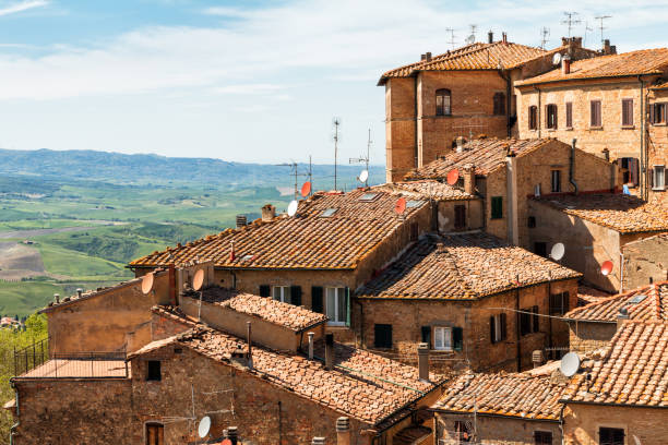 istock Volterra beautiful and cozy medieval town 913903604