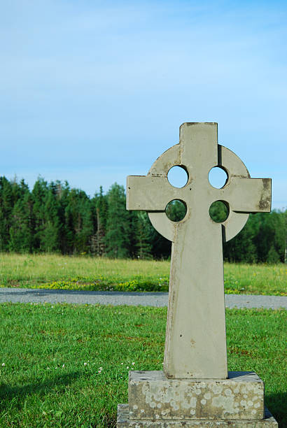 кельтский крест headstone - celtic cross cross shape blue vertical стоковые фото и изображения