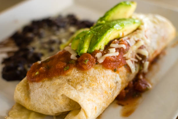 burrito de desayuno con frijoles negros y aguacates en placa - black bean salsa fotografías e imágenes de stock