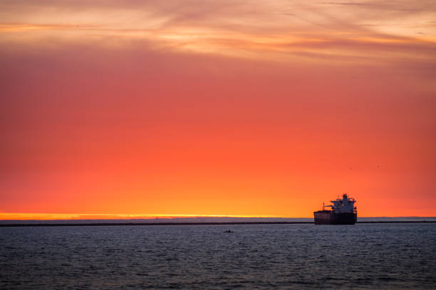 Ein großes Schiff ankert vor der Küste von Long Beach, Kalifornien bei Sonnenuntergang – Foto