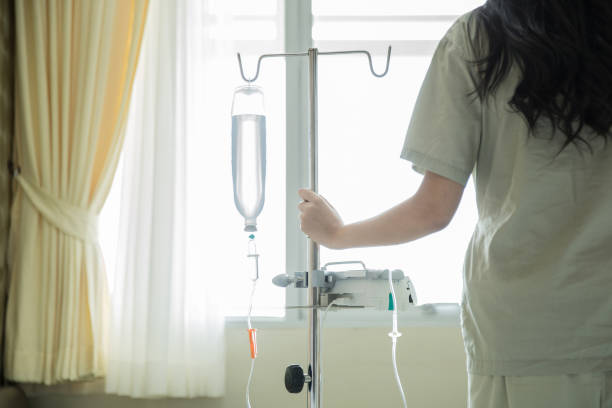 pacientes mujeres salina perforación - intravenous infusion fotografías e imágenes de stock