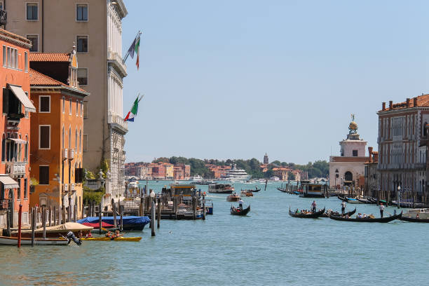 vista del canal grande dal ponte dell'accademia a venezia, italia - venice italy beautiful accademia bridge grand canal foto e immagini stock