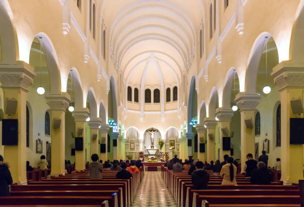 un gruppo di persone che pregano la pace al mattino presto. - church altar indoors dark foto e immagini stock