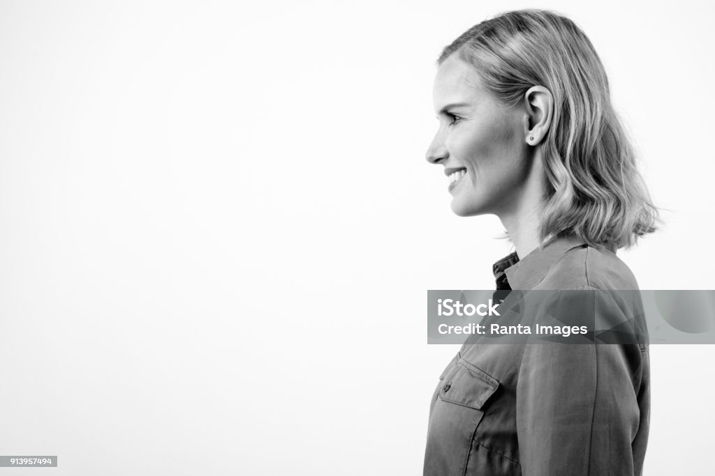 Portrait de belle femme Blonde heureuse sur fond blanc - Photo de Image en noir et blanc libre de droits