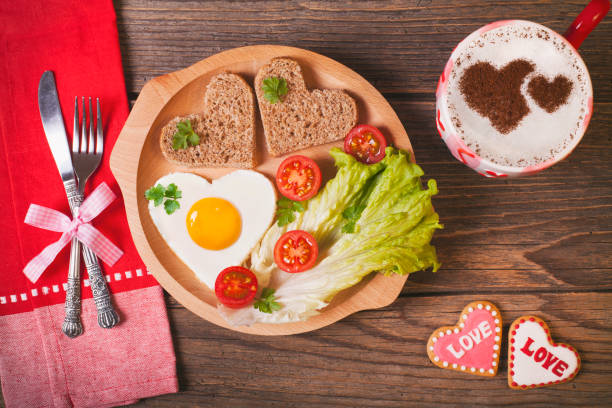 petit déjeuner le jour de la saint-valentin sur une table en bois rustique. - fried egg lettuce vegetable lunch photos et images de collection