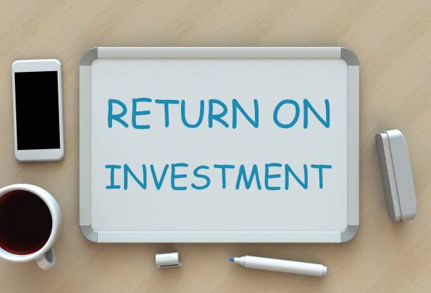 istock RETURN ON INVESTMENT, message on whiteboard, smart phone and coffee on table 913965594