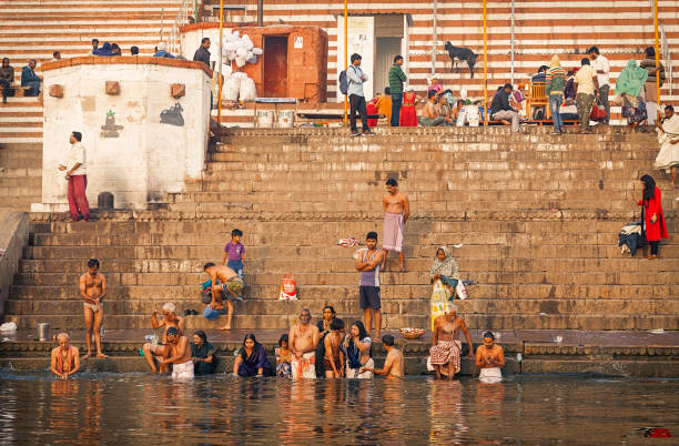 ganges-fluss mit menschen bei sonnenaufgang in varanasi - india ganges river goat steps stock-fotos und bilder