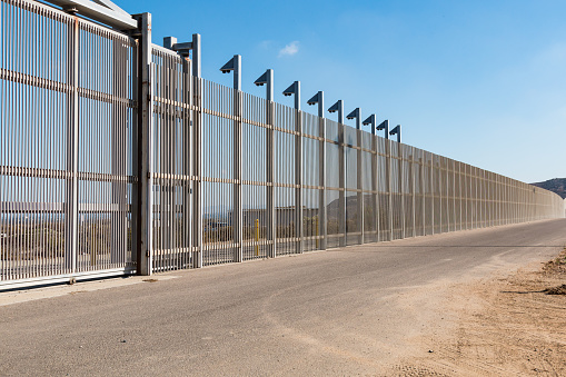 Sección de pared interior frontera internacional que separa San Diego y Tijuana photo