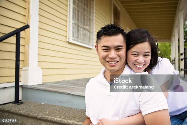 Feliz Casal Asiático - Fotografias de stock e mais imagens de 20-29 Anos - 20-29 Anos, 30-39 Anos, Adulto