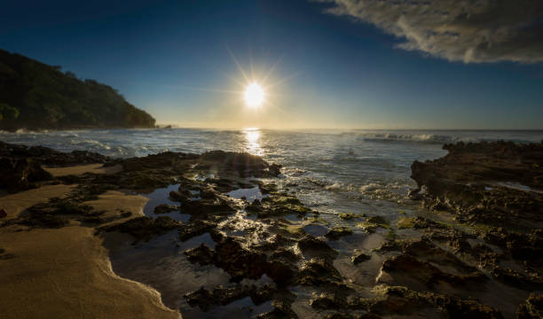 atardecer de playa puerto rico - costa rican sunset fotos fotografías e imágenes de stock