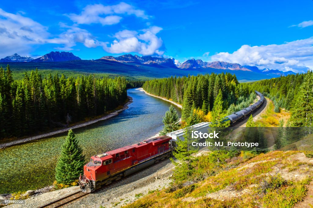 Tren pasando curva, montañas Rocosas canadienses, Canadá de Morant famosa. - Foto de stock de Tren libre de derechos
