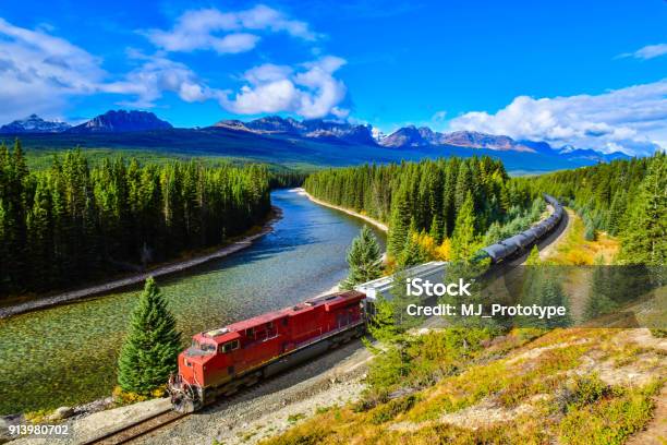 Tren Pasando Curva Montañas Rocosas Canadienses Canadá De Morant Famosa Foto de stock y más banco de imágenes de Tren