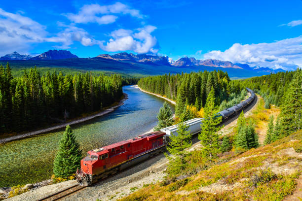 treno che passa la famosa curva di morant, montagne rocciose canadesi, canada. - canadian culture landscape mountain range mountain foto e immagini stock