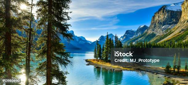 マリンレイクジャスパー国立公園カナダの精神の島 - カナダのストックフォトや画像を多数ご用意 - カナダ, 山, 自然の景観