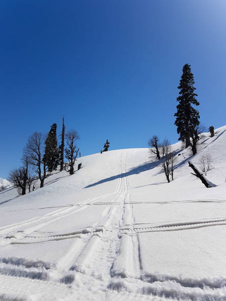 scena di montagna di neve con tracce intersect di motoslitta - snowmobiling snow winter mountain foto e immagini stock