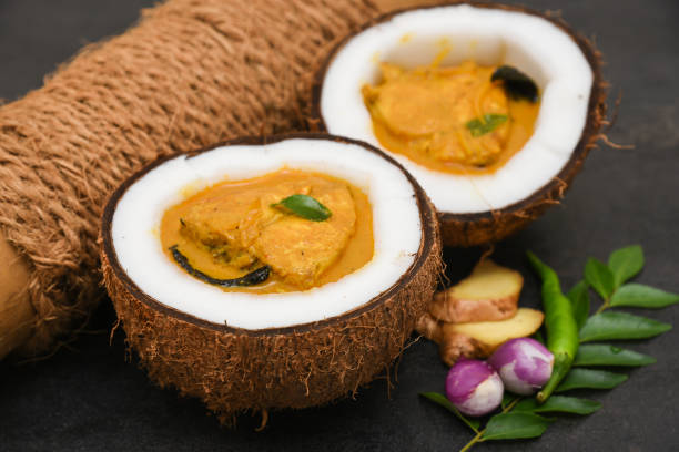 pesce cotto in salsa piccante di cocco il cibo al curry di pesce barracuda più popolare in kerala india. - curry sauces foto e immagini stock