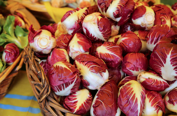 panier de chicorée rouge à vendre - radicchio photos et images de collection